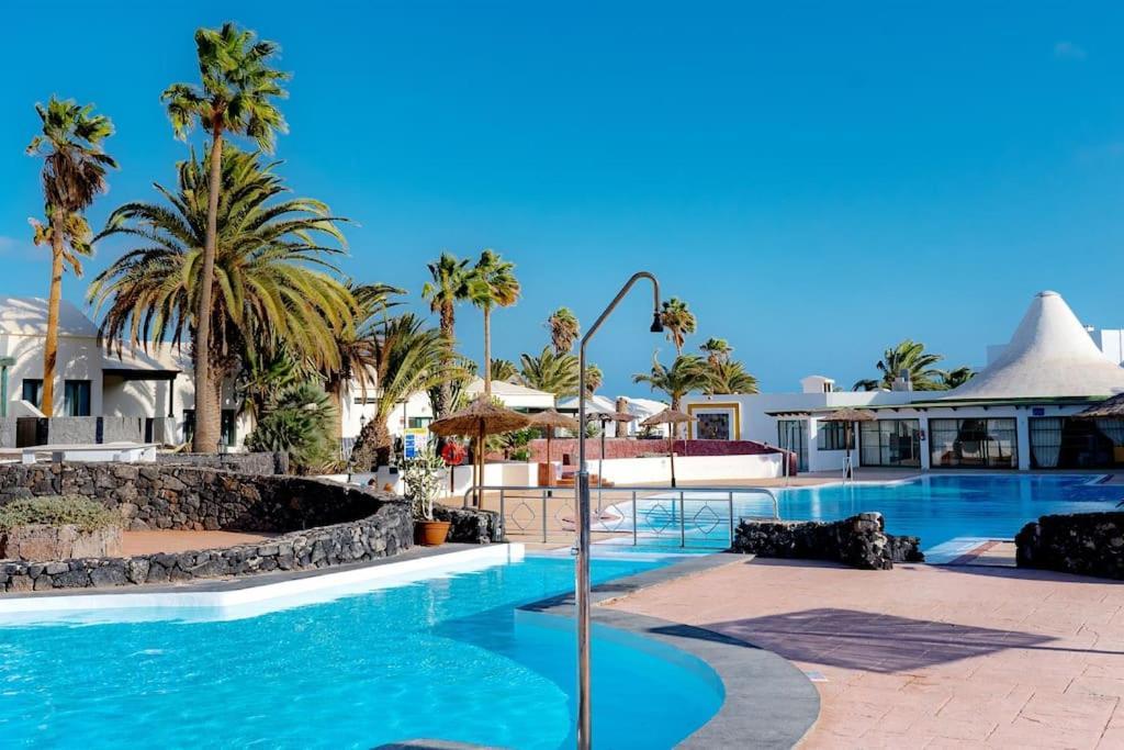 Pequeno Bungalow Firt Line Of The Sea Costa Teguise Exterior photo