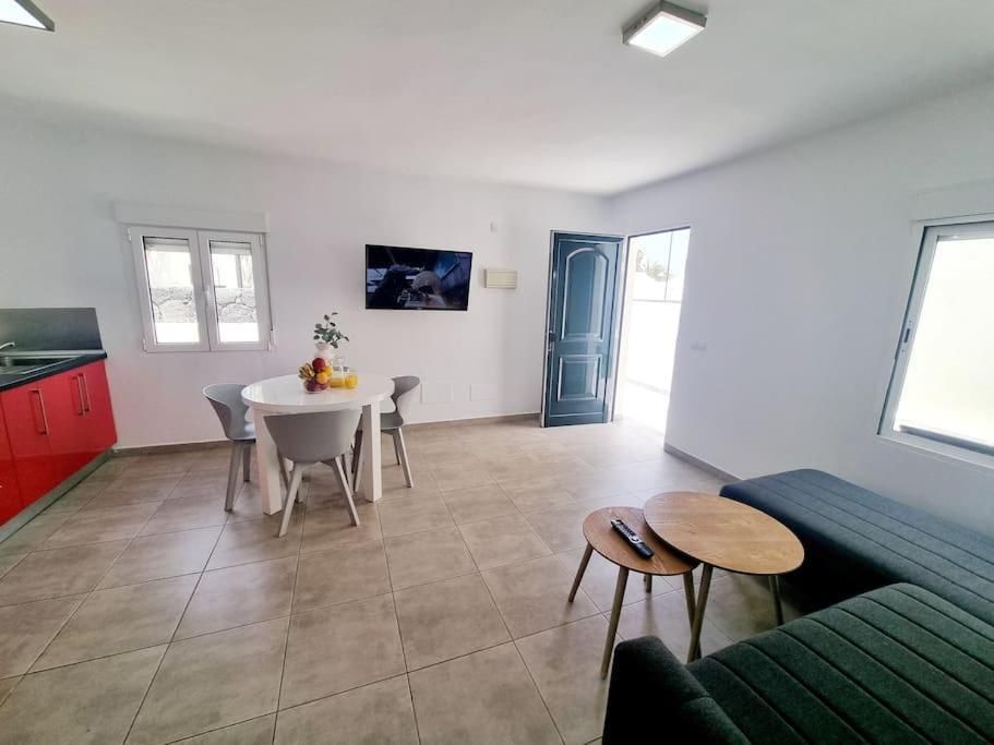 Pequeno Bungalow Firt Line Of The Sea Costa Teguise Exterior photo